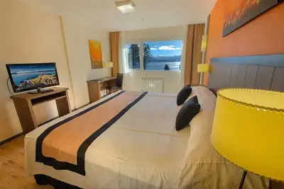 Image de 2 Quiet Rooms with Scenic Lake Views for Relaxation & Exploration w/ Breakfast