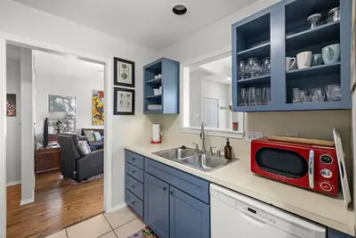 Image de Chic South 5th Getaway — Minutes to Downtown, Zilker & Rainey