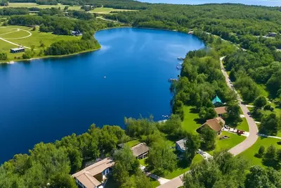 Image de Lakefront 3-Bedroom Retreat on Susan Lake – 5 Mins in Charlevoix