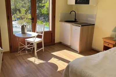 Image de Studio confortable près de Paris de 22m2, vue sur jardin et parc de St Cloud