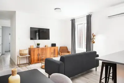 Image de Chic 2br Retreat in Trendy Mile End | Plateau