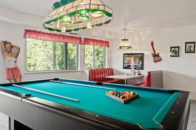 Image de Deer Heights Lodge| View - Game Room - Lake Access