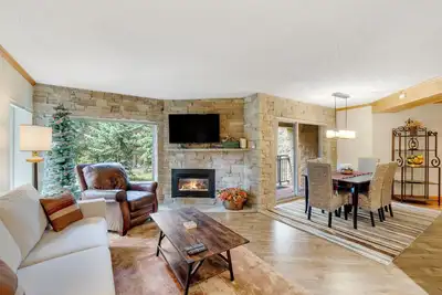 Image de Cozy Mountain Retreat, Walk to Lift, Hot Tubs + Pool Access