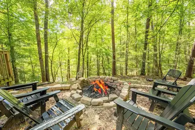 Image de *Spacious 4bd Lodge Near Town! Hot Tub + Fire Pit*