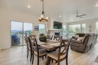 Image de Alpenglow Retreat: Modern 2br Condo with Panoramic Views