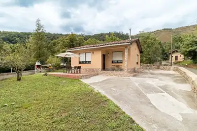 Image de Maison avec jardin dans la montagne des vallées pasiegas