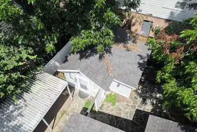 Image de Charming Modern 4br Home - Lux - Backyard.