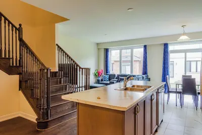 Image de Modern Comforts: 4 Bedroom Family Home in Thorold | 20 Min to Falls