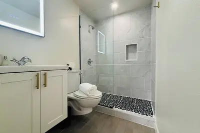 Image de Amazing Tiny House! Completely renovated, everything is Brand New!