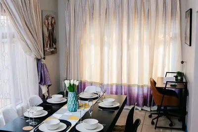 Image de Homely, Spacious, Comfy beds, pillows & crisp linen, coffee, private & secure.