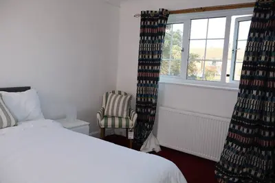 Image de Homely 3-bedroom House close to shops and also close to the town center