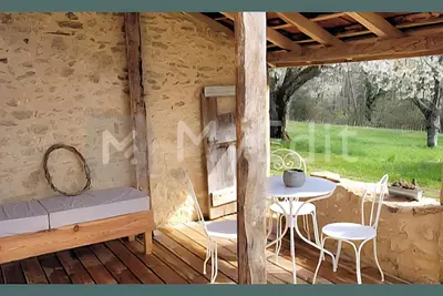 Image de gîte pour 2 personnes avec terrasse et piscine  au sein du périgord noir
