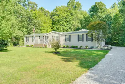 Image de 1 Mi to Geneva Sp: Family Home w/ Game Room & Yard