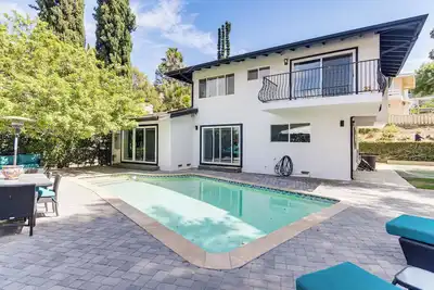 Image de Wfh Friendly: Spacious Hillside Retreat in Encino
