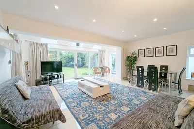 Image de A family house that sleeps 8 guests  in 5 bedrooms