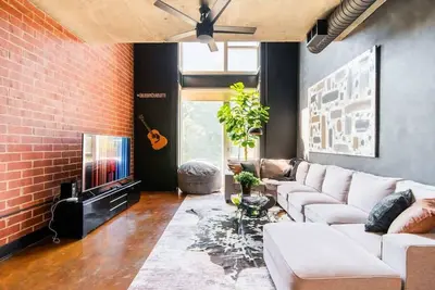 Image de Obsidian | City Views, Rl Therapy, Sauna & Lounge