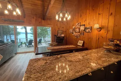 Image de Relax in the glow of a campfire at this waterfront cottage on Thompson Lake