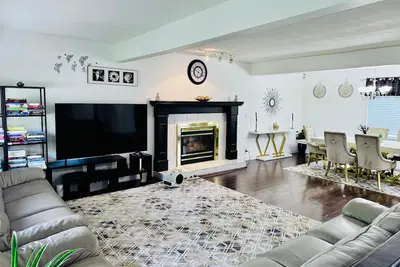 Image de Welcome to a Spacious Mansion