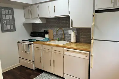 Image de Family friendly 2-bedroom lake getaway in serene Jamestown with pool