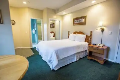 Image de Modern Escape with Jacuzzi Tub + Balcony Overlooking Ozark Scenery