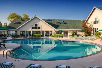 Image de Modern Stay w/ Washer, Dryer, Kitchen & Peaceful Balcony Views | 3 Units