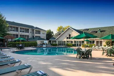 Image de Balcony + Bbq Setup at Retreat Made for Ozark Adventures & Family Fun | 4 Units