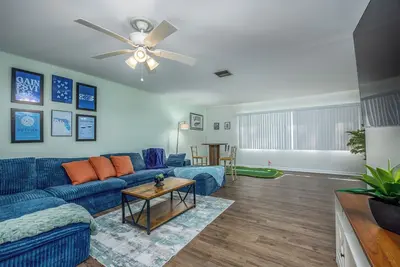 Image de Walk to the Uf football stadium from this spacious 4br/2ba home that sleeps 14!
