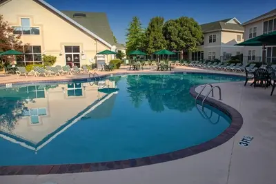 Image de Stargazing Balcony + Jacuzzi Tub in Scenic Getaway Near Attractions | 2 Units