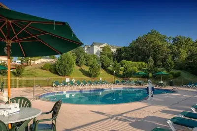 Image de Ozark Escape Minutes from Attractions – Balcony, Kitchen & Open Layout | 3 Units