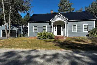Image de Roomy 3 bedroom with fireplace & wood-burning stove steps away from Sebago Lake