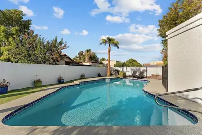 Image de Experience luxury at Mesa Sunset Escape, a 4-bedroom gem with pool views.