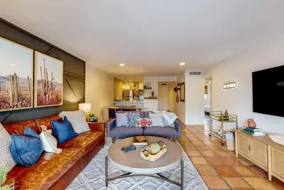 Image de Experience luxury at Scottsdale Maya 248b, a spacious 2br condo with desert views.