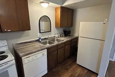 Image de 5 minutes from KyleField-2 bedroom- Full Kitchen-King Suite