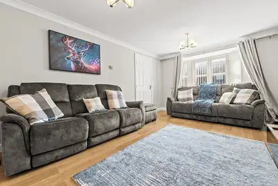 Image de Polmont Haven: Spacious 4- Bedroom Retreat