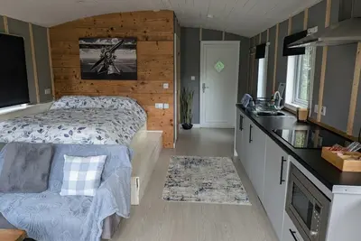Image de Tranquil Cabin Retreat- Sleeps 2, Parking