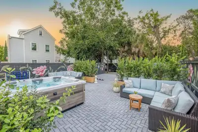 Image de Cozy Hot Tub Retreat • Parking • Walk to King St!