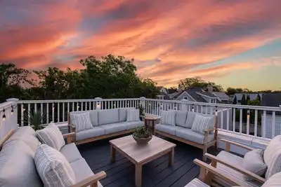 Image de Rooftop • Hot Tub • Parking • 3 Blocks to King St!