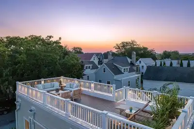 Image de Hot Tub • Rooftop • Parking • 3 Blocks to King St!