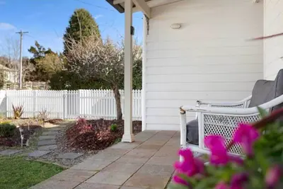 Image de Spacious 4br Cottage | King Bed | Pet Friendly | Fireplace | Fully Fenced