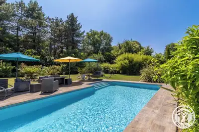 Image de Maison de campagne avec  jacuzzi et piscine