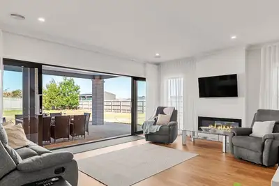 Image de Family retreat on ½ acre near Phillip Island — pet-friendly & modern.