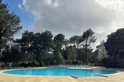 Image de Bel appartement 2 chambres avec grand balcon et piscine, proche du golf