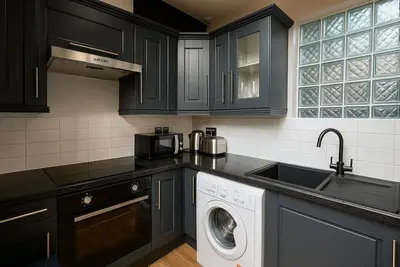 Image de Warm Balcony Apt for 6 – City Centre Dining & Bars