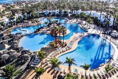 Image de Appartement 'Coral Bliss' avec piscines partagées, terrasse privée et Wi-Fi