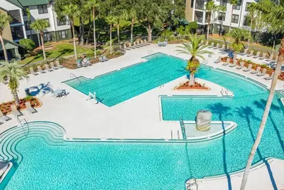 Modern 4br Condo with Pool & Gym, Long Term Friendly
