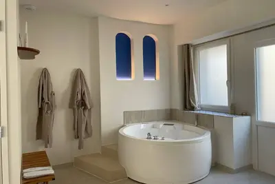 Image de Balnéo & cinéma cosy au style méditerranéen à 25 min du Mont-Saint-Michel