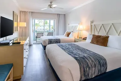 Image de Spacious Poolside Unit w/ Balcony | Free Parking | Outdoor Swimming Pool