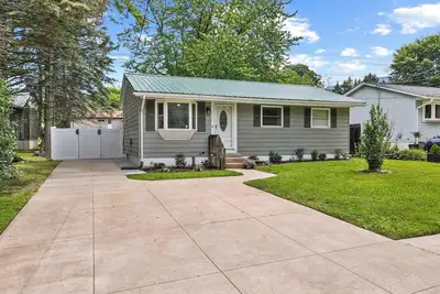 Image de Erie Outpost - Home + 1br In-Law Suite & Backyard