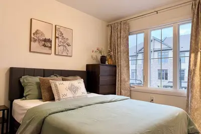 Image de 2 Bedroom with Private Bath | Free Parking