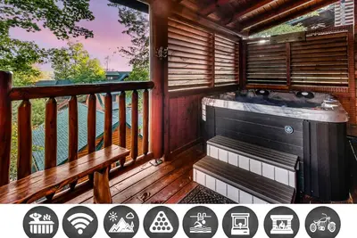Image de New! The Smoky Pines 2-Bedroom Cabin with Pool and Mountain view